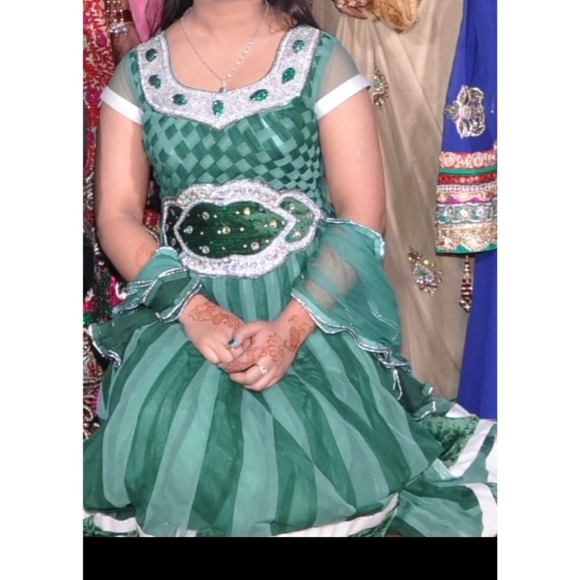 Green gown - Picture 3 of 3